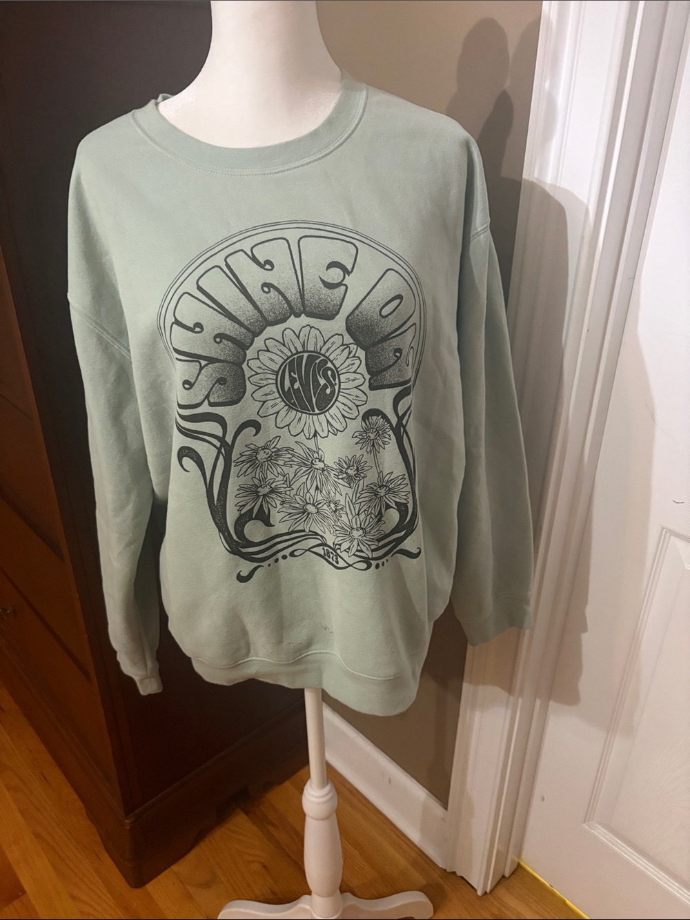Levi’s Crewneck Graphic Sweatshirt in Sage Green